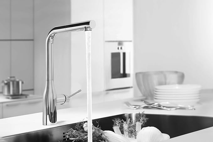 GROHE Essence single lever kitchen tap, sink mixer tap, high spout, 360° swivel spout, pull-out comfort spray head made of metal, easy to clean, chrome, 30270000